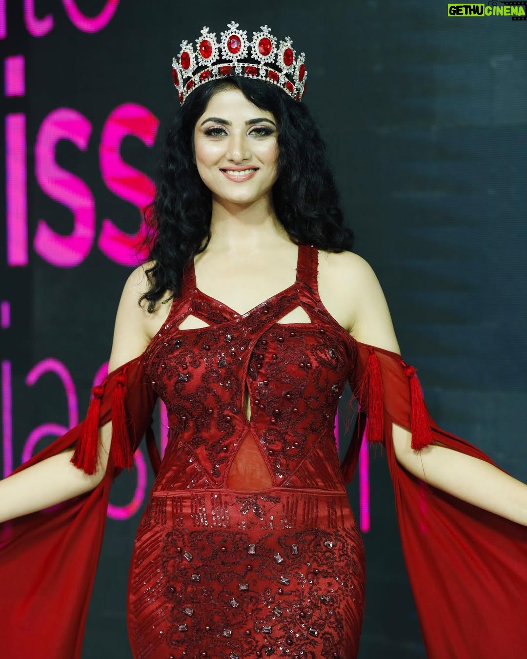 Astha Khandelwal - 7.9K Likes - Queening 👑
📸 @as_photography_01 @ankitsen552 
Outfit: @ashnavaswaniofficial 
Makeup: @vashikasethi 
@gauravgaur9 @elitemissrajasthan_official 

#queenoutfit #redoutfits #southindianactress #telugu #tollywoodactress #tollywood #telugucinema #elitemissrajasthan #rajasthanqueen #rajasthangirl #rajputqueen👑 #marwarigirl #indianbeauty #womenincrown #crown #queenwithcrown👑