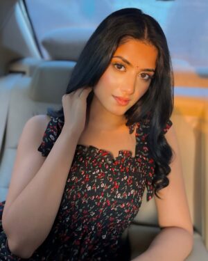 Astha Khandelwal Instagram - Har Shaam Aankhon Par ,
Tera Aanchal Lehraye🌅

#GoldenHour #SunKissed #GoldenGlow #MagicHour #SunsetLover #SunsetPhotography #GoldenLight #EveningLight #DuskTillDawn #SunsetChaser #SunsetMagic #GoldenHourPortraits #RadiantMoments #GlowUp #WarmTones