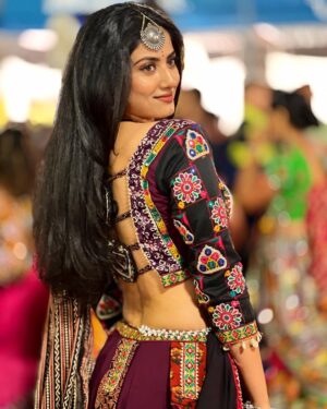 Astha Khandelwal Instagram - Bindi, thodi nazakat aur ek muskaan🥰😌

#gujratidress #garbaevent #dandiyanight #garbanight #abhivyaktigarba #abhivyaktijaipur #gujraticostume #gujratilook #chaniyacholi #navratri2023 #garba2023 #abhivyakti2023 @_abhivyakti_mahotsav_jaipur
