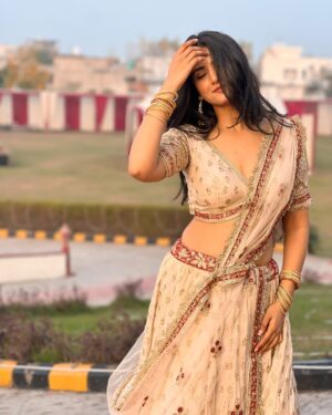 Astha Khandelwal Instagram - सर्दी की धूप ने गुनगुनाया,
लहंगे ने रंगों से निखर कर बताया! ✨❄️☀️
#सुनहरीधूप #शाहीअंदाज
 “The winter sun whispered warmth,
As the lehenga bloomed in vibrant charm! ✨❄️☀️
#GoldenSunshine #RegalElegance”

Outfit : @dress_zilla 

 #LehengaLove, #EthnicElegance, #TraditionalWear, #IndianAttire, #DesiSwag, #OOTDIndia, #WinterVibes, #SunKissedGlow, #GoldenHourMagic, #ColdYetHot, #WinterSunshine #SeasonalStyle