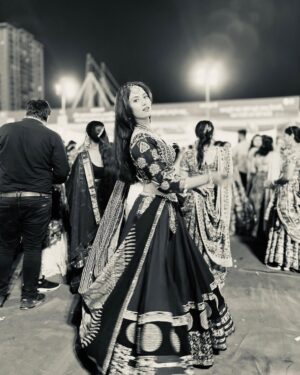 Astha Khandelwal Instagram - Bindi, thodi nazakat aur ek muskaan🥰😌

#gujratidress #garbaevent #dandiyanight #garbanight #abhivyaktigarba #abhivyaktijaipur #gujraticostume #gujratilook #chaniyacholi #navratri2023 #garba2023 #abhivyakti2023 @_abhivyakti_mahotsav_jaipur