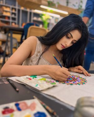 Astha Khandelwal Instagram - Vibrant vibes only 🎨🌈
	#PaintingSession  #ArtInProgress
	#CreativeJourney #ArtStudio
#PaintingProcess #DailyArt #ArtisticExpression #PaintAndCreate #ArtLovers #PaintTherapy
#ArtistsOfInstagram #ArtisticVibes
#CanvasAndColors	#BrushStrokes #ArtisticJourney