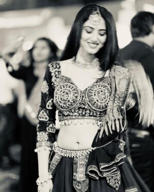 Astha Khandelwal Instagram - Bindi, thodi nazakat aur ek muskaan🥰😌

#gujratidress #garbaevent #dandiyanight #garbanight #abhivyaktigarba #abhivyaktijaipur #gujraticostume #gujratilook #chaniyacholi #navratri2023 #garba2023 #abhivyakti2023 @_abhivyakti_mahotsav_jaipur