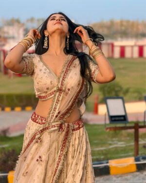 Astha Khandelwal Instagram - सर्दी की धूप ने गुनगुनाया,
लहंगे ने रंगों से निखर कर बताया! ✨❄️☀️
#सुनहरीधूप #शाहीअंदाज
 “The winter sun whispered warmth,
As the lehenga bloomed in vibrant charm! ✨❄️☀️
#GoldenSunshine #RegalElegance”

Outfit : @dress_zilla 

 #LehengaLove, #EthnicElegance, #TraditionalWear, #IndianAttire, #DesiSwag, #OOTDIndia, #WinterVibes, #SunKissedGlow, #GoldenHourMagic, #ColdYetHot, #WinterSunshine #SeasonalStyle