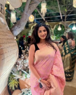 Astha Khandelwal Instagram - सब नज़रों का खेल है साहब,
वो चुरा ना सके हम हटा ना सके !👀🪄

Opening ceremony of @jaipurlitfest 2024✨ @rambaghpalace 

#jaipurliteraturefestival #jlf2024 #jlf #jaipurliteraturefestival2024 #openingceremonyofjlf #rambaghjaipur #jaipurrambaghpalace #1stdayofjlf #jaipurliteraturefest #jaipurliterature
