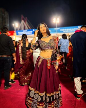 Astha Khandelwal Instagram - Bindi, thodi nazakat aur ek muskaan🥰😌

#gujratidress #garbaevent #dandiyanight #garbanight #abhivyaktigarba #abhivyaktijaipur #gujraticostume #gujratilook #chaniyacholi #navratri2023 #garba2023 #abhivyakti2023 @_abhivyakti_mahotsav_jaipur