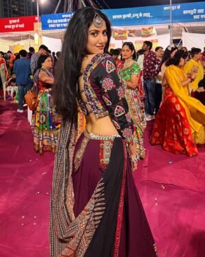 Astha Khandelwal Instagram - Bindi, thodi nazakat aur ek muskaan🥰😌

#gujratidress #garbaevent #dandiyanight #garbanight #abhivyaktigarba #abhivyaktijaipur #gujraticostume #gujratilook #chaniyacholi #navratri2023 #garba2023 #abhivyakti2023 @_abhivyakti_mahotsav_jaipur