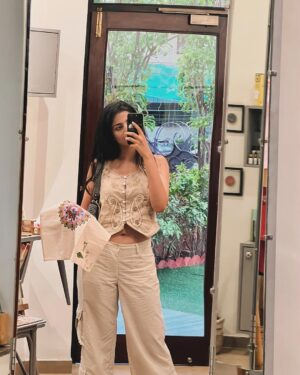 Astha Khandelwal Instagram - Vibrant vibes only 🎨🌈
	#PaintingSession  #ArtInProgress
	#CreativeJourney #ArtStudio
#PaintingProcess #DailyArt #ArtisticExpression #PaintAndCreate #ArtLovers #PaintTherapy
#ArtistsOfInstagram #ArtisticVibes
#CanvasAndColors	#BrushStrokes #ArtisticJourney