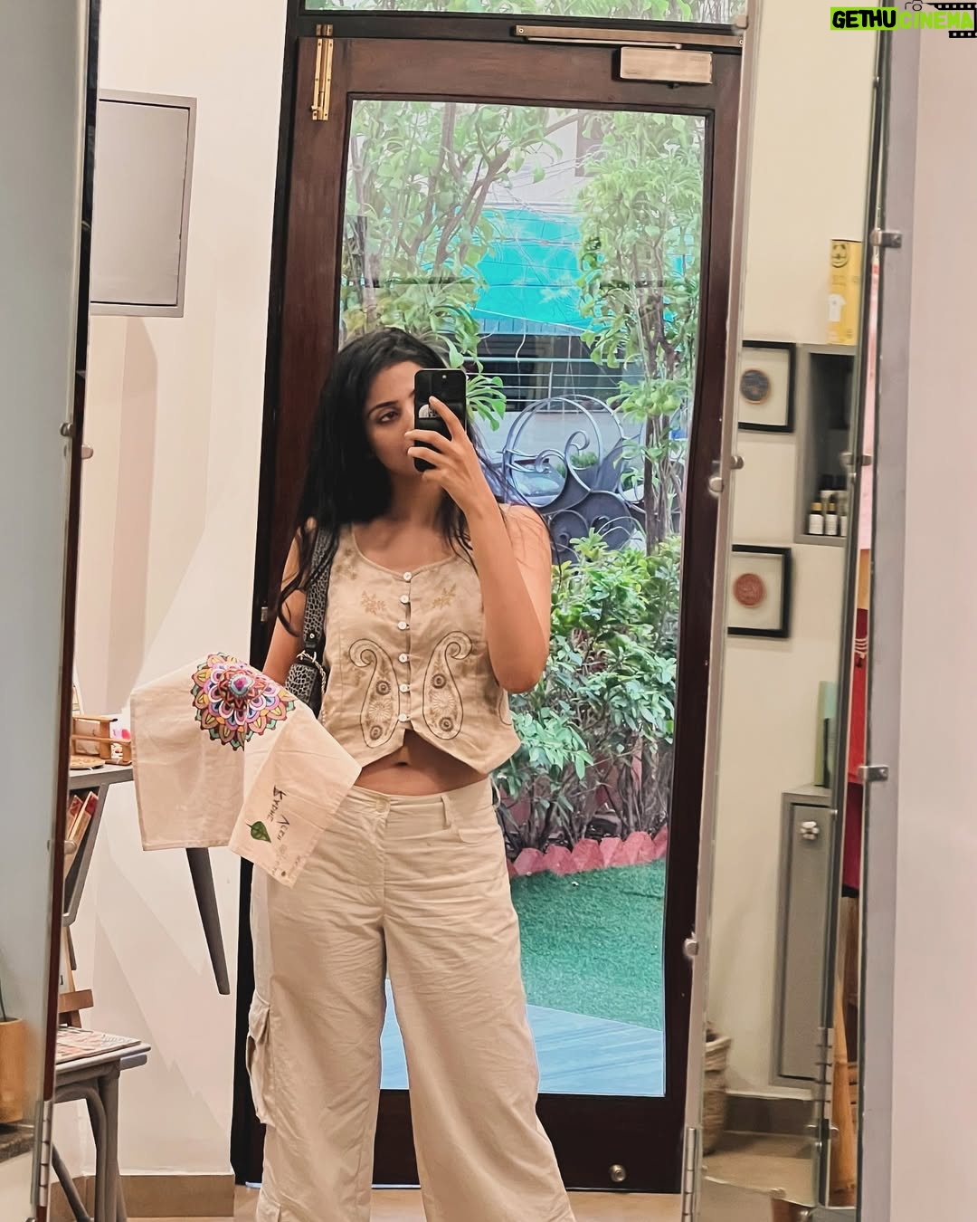 Astha Khandelwal - 5.9K Likes - Vibrant vibes only 🎨🌈
	#PaintingSession  #ArtInProgress
	#CreativeJourney #ArtStudio
#PaintingProcess #DailyArt #ArtisticExpression #PaintAndCreate #ArtLovers #PaintTherapy
#ArtistsOfInstagram #ArtisticVibes
#CanvasAndColors	#BrushStrokes #ArtisticJourney
