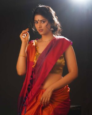 Astha Khandelwal Instagram - Kajal ki lakeer, bindi ka rang,
Har ada meri, par dil hai ab bhi sang. 🌟💔

Styling @ichhaabrol_ 
Mua @makeover_by_dipty_mitu 
Photographer @yogeshkadam___ 
Agency @toabhcreative 

#southcinema #tollywood #kollywood #sandalwood #mollywood #southfilmindustry #southindianmovies #indiancinema #southindianactress #southindianactors #filmindustry #regionalcinema #cinemalovers #moviemagic #blockbustermovies #filmfans #indianfilms #cinemaculture