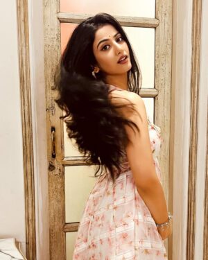 Astha Khandelwal Instagram - Bindi, thodi nazakat aur ek muskan ✨

#desioutfit #traditionallook #desilook #bindilove #indiangirl #traditionalwear #southindiangirl #teluguactress #tamilactress #southindianactress #telugucinema #tamilcinema #southindiancinema #indiancinema