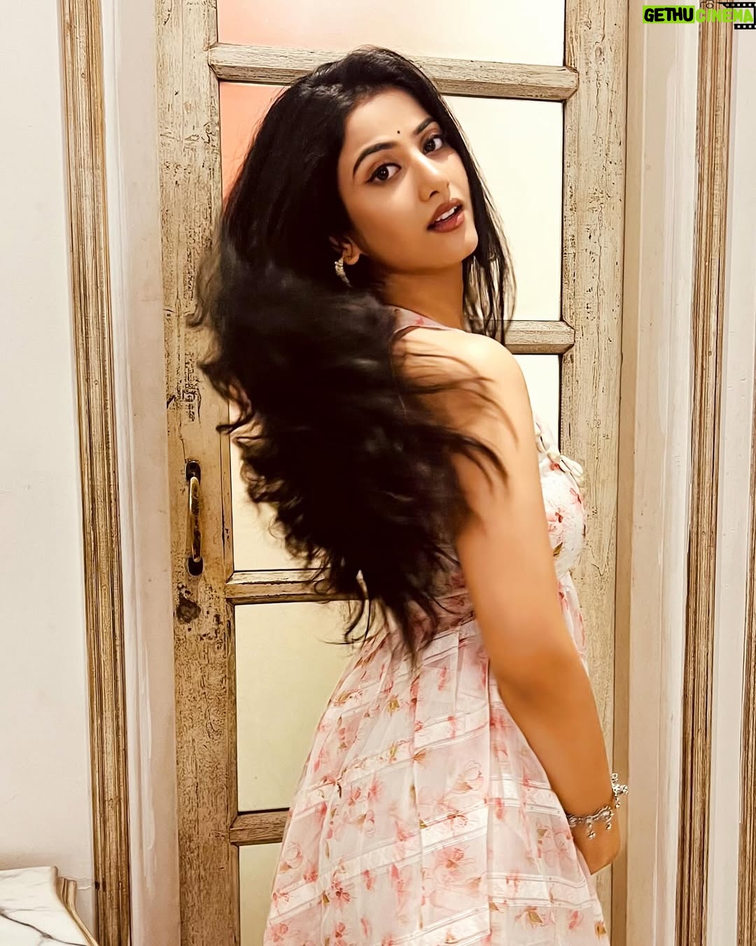 Astha Khandelwal - 4.5K Likes - Bindi, thodi nazakat aur ek muskan ✨

#desioutfit #traditionallook #desilook #bindilove #indiangirl #traditionalwear #southindiangirl #teluguactress #tamilactress #southindianactress #telugucinema #tamilcinema #southindiancinema #indiancinema