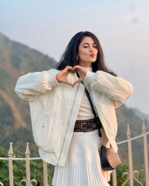 Astha Khandelwal Instagram - Just fence-ing around in sunset!✨
 

#SunsetLovers #GoldenHour #SunsetViews #SkyPorn #NatureLovers #EveningVibes #ChasingSunsets #SunsetMagic #SereneViews #HorizonGoals
#GoodVibesOnly #BeachVibes #VibesOfTheDay #LifeIsBeautiful #PeacefulMoments #GlowUpTime #RadiantSkies #ColorfulSunset #SkyCandy