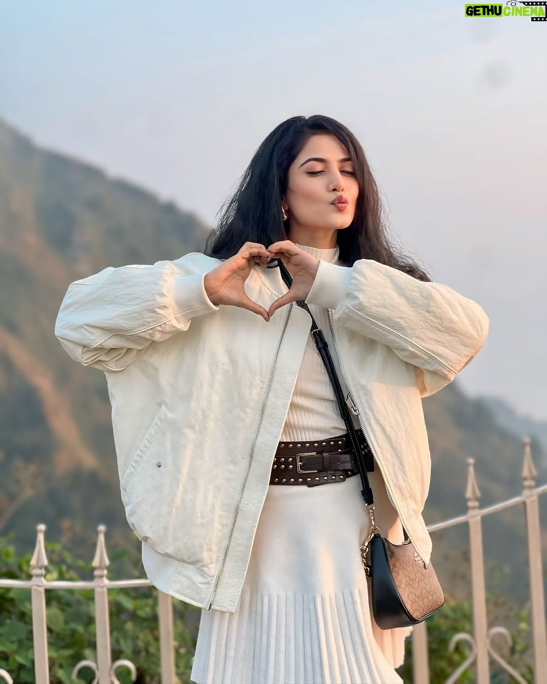 Astha Khandelwal - 4.4K Likes - Just fence-ing around in sunset!✨
 

#SunsetLovers #GoldenHour #SunsetViews #SkyPorn #NatureLovers #EveningVibes #ChasingSunsets #SunsetMagic #SereneViews #HorizonGoals
#GoodVibesOnly #BeachVibes #VibesOfTheDay #LifeIsBeautiful #PeacefulMoments #GlowUpTime #RadiantSkies #ColorfulSunset #SkyCandy