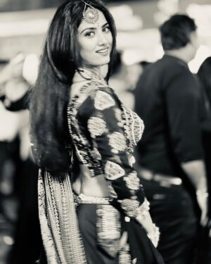 Astha Khandelwal Instagram - Bindi, thodi nazakat aur ek muskaan🥰😌

#gujratidress #garbaevent #dandiyanight #garbanight #abhivyaktigarba #abhivyaktijaipur #gujraticostume #gujratilook #chaniyacholi #navratri2023 #garba2023 #abhivyakti2023 @_abhivyakti_mahotsav_jaipur