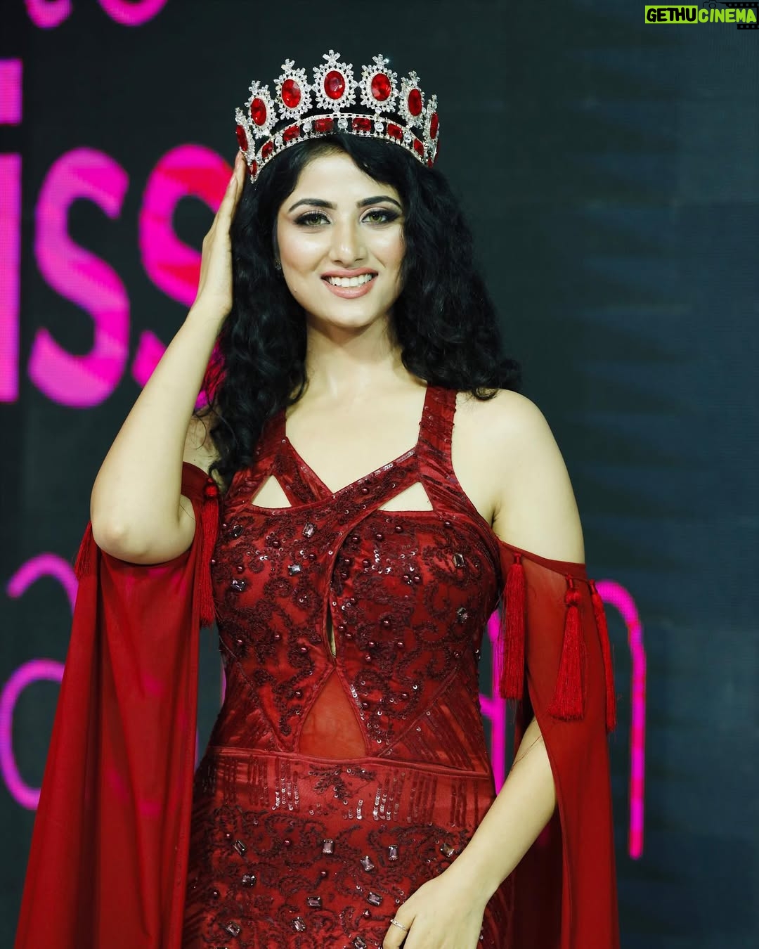 Astha Khandelwal - 7.9K Likes - Queening 👑
📸 @as_photography_01 @ankitsen552 
Outfit: @ashnavaswaniofficial 
Makeup: @vashikasethi 
@gauravgaur9 @elitemissrajasthan_official 

#queenoutfit #redoutfits #southindianactress #telugu #tollywoodactress #tollywood #telugucinema #elitemissrajasthan #rajasthanqueen #rajasthangirl #rajputqueen👑 #marwarigirl #indianbeauty #womenincrown #crown #queenwithcrown👑