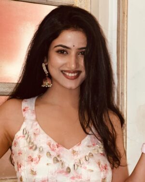Astha Khandelwal Instagram - Bindi, thodi nazakat aur ek muskan ✨

#desioutfit #traditionallook #desilook #bindilove #indiangirl #traditionalwear #southindiangirl #teluguactress #tamilactress #southindianactress #telugucinema #tamilcinema #southindiancinema #indiancinema