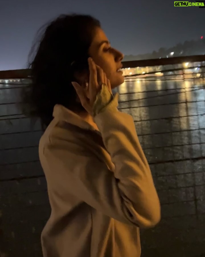 Astha Khandelwal - 3.3K Likes - Finding solace in the gentle whispers of the night by the Ganga🕊️✨
#NightWalkVibes #UnderTheMoon #MoonlitNights #EveningStroll #SereneMoments #QuietNights #StarrySkies #NatureVibes #CalmAndQuiet #NighttimeMagic