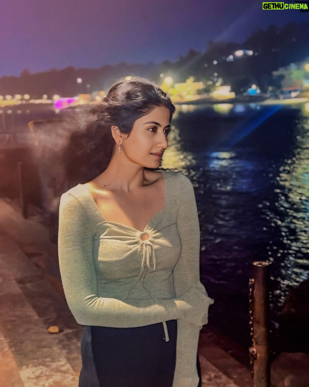 Astha Khandelwal - 3.3K Likes - Finding solace in the gentle whispers of the night by the Ganga🕊️✨
#NightWalkVibes #UnderTheMoon #MoonlitNights #EveningStroll #SereneMoments #QuietNights #StarrySkies #NatureVibes #CalmAndQuiet #NighttimeMagic