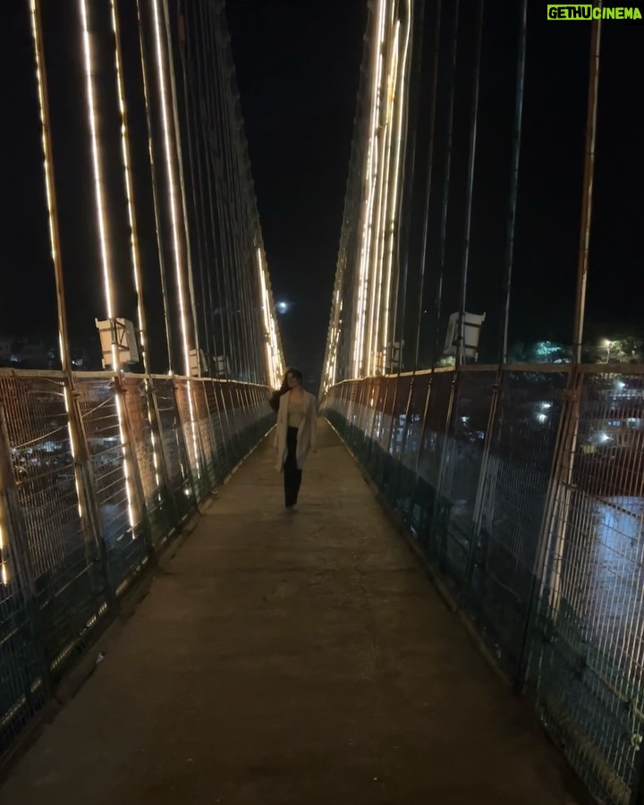 Astha Khandelwal - 3.3K Likes - Finding solace in the gentle whispers of the night by the Ganga🕊️✨
#NightWalkVibes #UnderTheMoon #MoonlitNights #EveningStroll #SereneMoments #QuietNights #StarrySkies #NatureVibes #CalmAndQuiet #NighttimeMagic