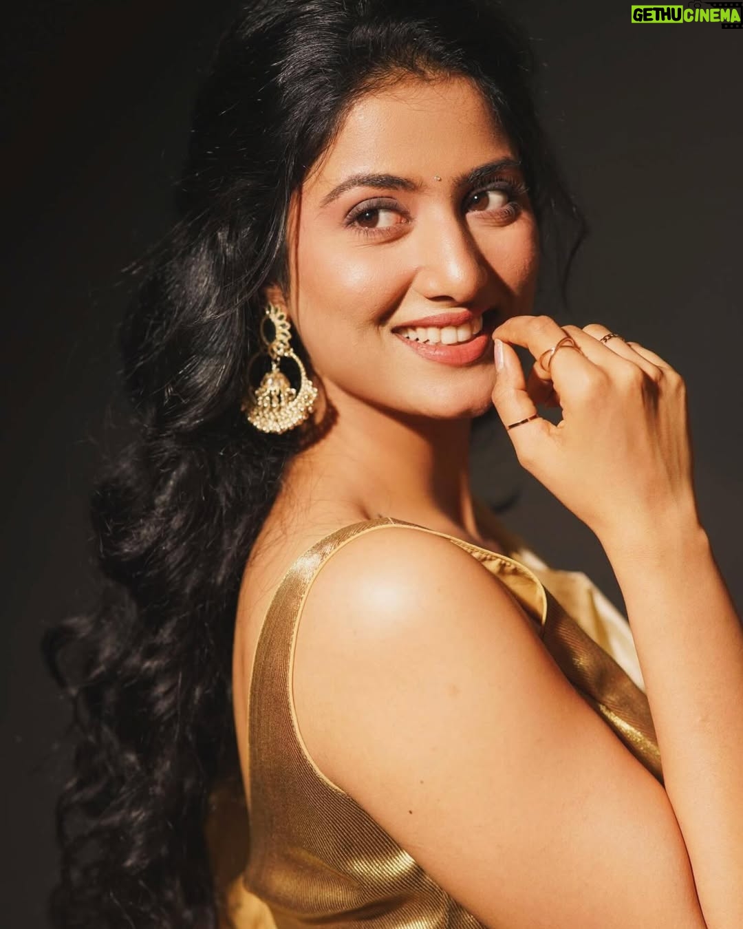 Astha Khandelwal - 12.3K Likes - Radiating charm with a touch of tradition🌟
Styling : @ichhaabrol_  @toabhcreative 
Photography: @yogeshkadam___ 
Mua : @makeover_by_dipty_mitu 

#culturalcharm #traditionwithstyle #elegancepersonified #timelessbeauty #gracefulfashion #heritagestyle #fashioninspiration #classicelegance #culturalfashion #traditionalglam