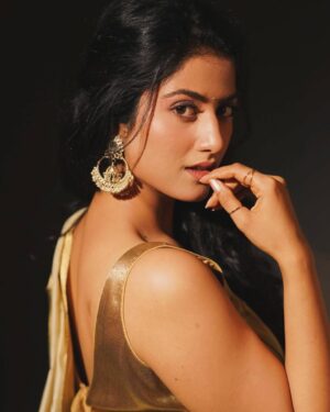 Astha Khandelwal Instagram - Radiating charm with a touch of tradition🌟
Styling : @ichhaabrol_  @toabhcreative 
Photography: @yogeshkadam___ 
Mua : @makeover_by_dipty_mitu 

#culturalcharm #traditionwithstyle #elegancepersonified #timelessbeauty #gracefulfashion #heritagestyle #fashioninspiration #classicelegance #culturalfashion #traditionalglam