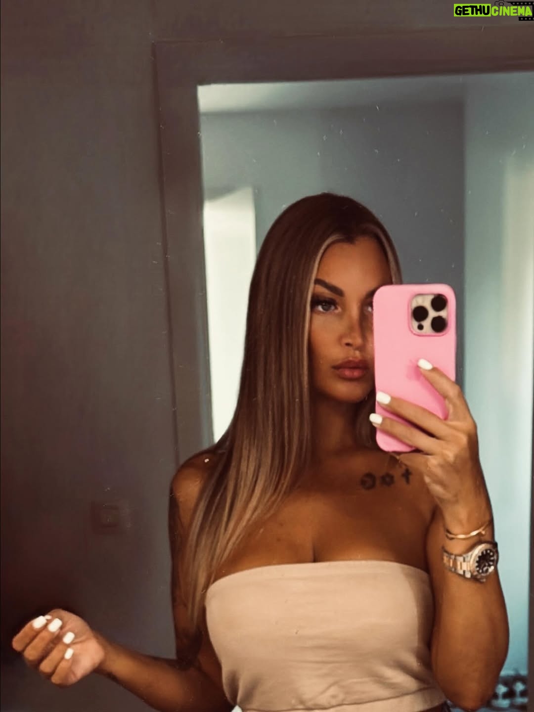 Aurélie Dotremont - 3 Likes - 🦋