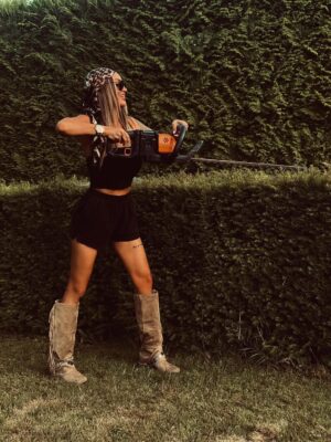 Aurélie Dotremont Instagram - Même plus besoin du jardinier de desperate housewives …
Quoi que .. 🤫