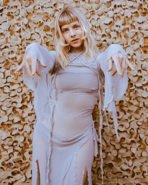 Aurora Aksnes Instagram - Je vous aime tous🪐
Thank you @rockenseine 
You have made a wonderful mark on my heart. 
This was the last European show in a long while. And i could not have asked for better company 🪐✨💫
Thank you dear @kimmika for these pictures, it was wonderful seeing you again x