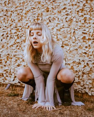 Aurora Aksnes Instagram - Je vous aime tous🪐
Thank you @rockenseine 
You have made a wonderful mark on my heart. 
This was the last European show in a long while. And i could not have asked for better company 🪐✨💫
Thank you dear @kimmika for these pictures, it was wonderful seeing you again x