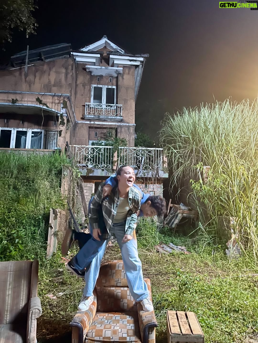 Aurora Ribero - 114K Likes - I’d take blurry pictures with you any day 💙 @alifikryreal 
Dia bukan Ibu sudah keluar di bioskoppp! Ayokk nonton kakak beradek yang diisengin terus sama ibuknya ini skrnggg @artikasaridevi