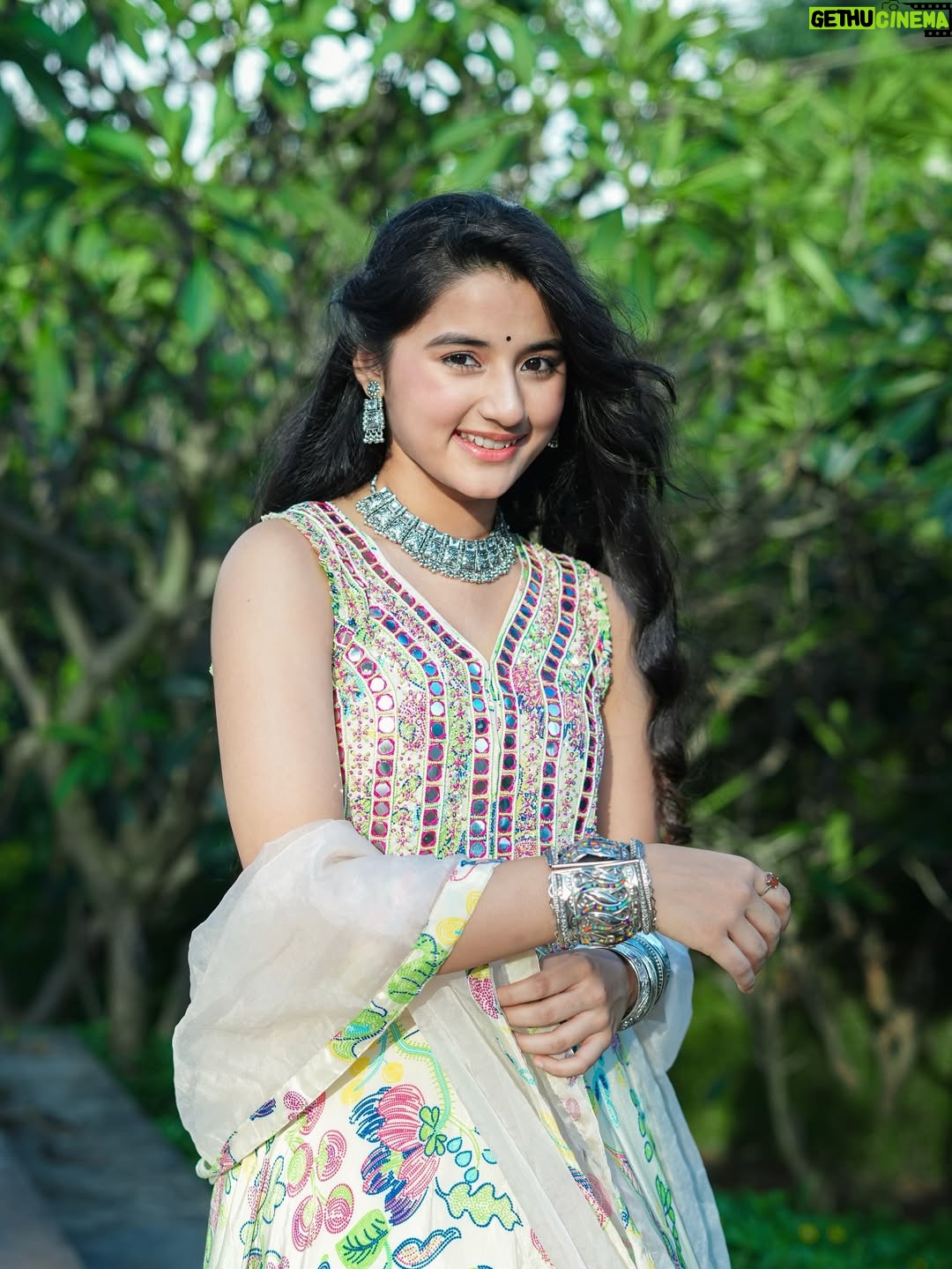 Aurra Bhatnagar Badoni - 94.5K Likes - Desi looks are the comfort 🪕🌿✨ 

👗: @kirtiagarwal_varsha