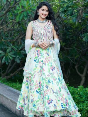 Aurra Bhatnagar Badoni Instagram - Desi looks are the comfort 🪕🌿✨ 

👗: @kirtiagarwal_varsha