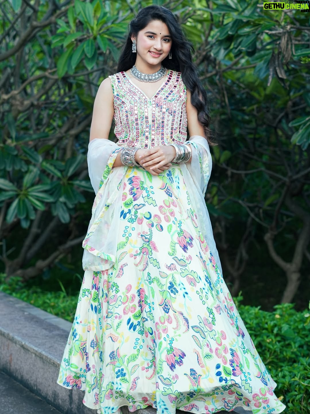Aurra Bhatnagar Badoni - 94.5K Likes - Desi looks are the comfort 🪕🌿✨ 

👗: @kirtiagarwal_varsha