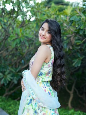 Aurra Bhatnagar Badoni Instagram - Desi looks are the comfort 🪕🌿✨ 

👗: @kirtiagarwal_varsha