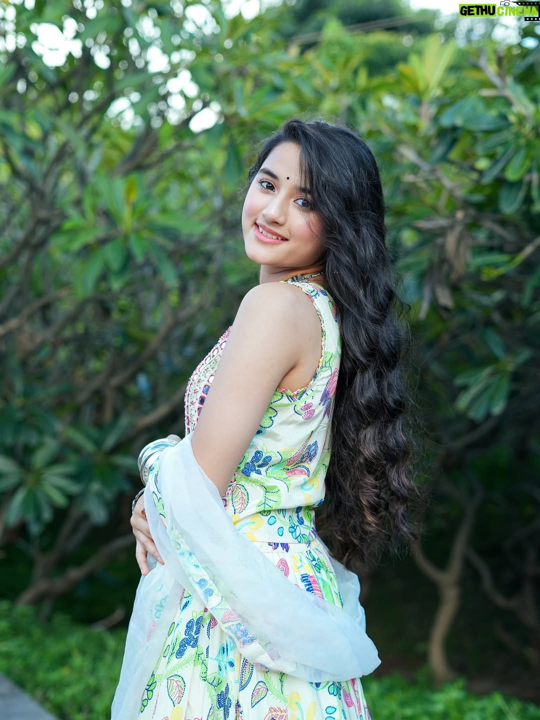 Aurra Bhatnagar Badoni - 94.5K Likes - Desi looks are the comfort 🪕🌿✨ 

👗: @kirtiagarwal_varsha