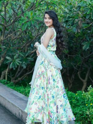 Aurra Bhatnagar Badoni Instagram - Desi looks are the comfort 🪕🌿✨ 

👗: @kirtiagarwal_varsha
