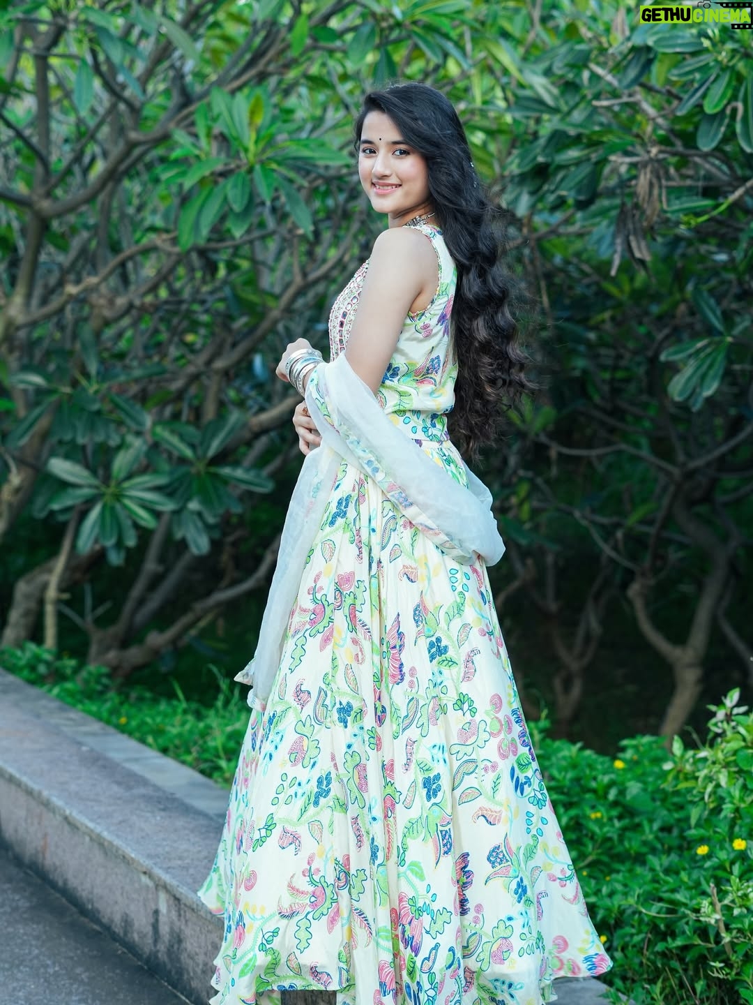 Aurra Bhatnagar Badoni - 94.5K Likes - Desi looks are the comfort 🪕🌿✨ 

👗: @kirtiagarwal_varsha
