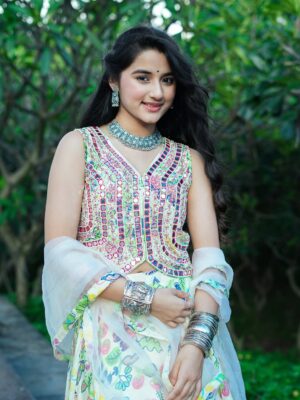 Aurra Bhatnagar Badoni Instagram - Desi looks are the comfort 🪕🌿✨ 

👗: @kirtiagarwal_varsha