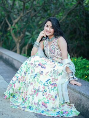 Aurra Bhatnagar Badoni Instagram - Desi looks are the comfort 🪕🌿✨ 

👗: @kirtiagarwal_varsha