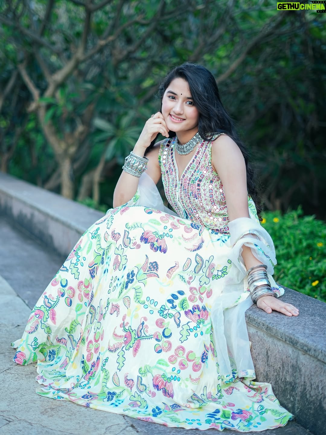Aurra Bhatnagar Badoni - 94.5K Likes - Desi looks are the comfort 🪕🌿✨ 

👗: @kirtiagarwal_varsha