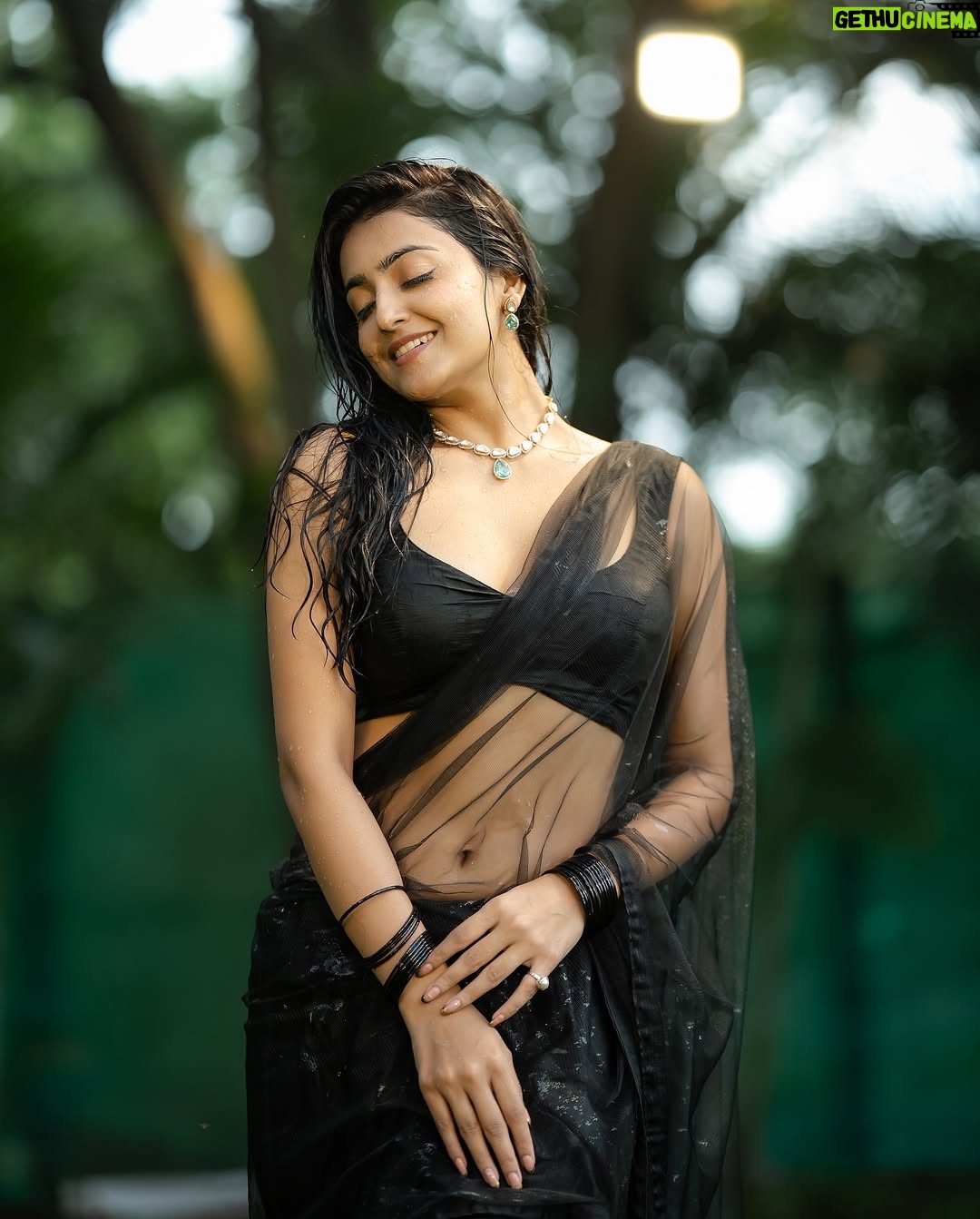 Avantika Mishra - 32.3K Likes - I love a black saree, some diamonds, and I wish it rained every other day. 🌧️ 🖤 💎 

Shot by @absolutelyrahul 
Styled by @vinnu_baby9 
Jewellery by @visista_goldanddiamonds
Location @thefotogarage

#BlackSaree #Fashion #Rain #Actor #Hindi #BheegiSaree #Diamonds