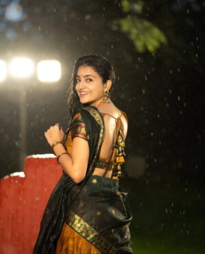Avantika Mishra Instagram - Telugu ammayi this festive season! 💛✨

#HappyGaneshChaturthi 

Shot by @absolutelyrahul 
Styled by @vinnu_baby9 
Jewellery by @visista_goldanddiamonds
Location @thefotogarage