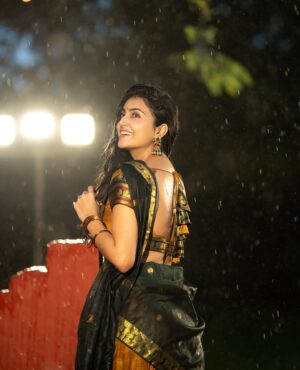 Avantika Mishra Instagram - Telugu ammayi this festive season! 💛✨

#HappyGaneshChaturthi 

Shot by @absolutelyrahul 
Styled by @vinnu_baby9 
Jewellery by @visista_goldanddiamonds
Location @thefotogarage
