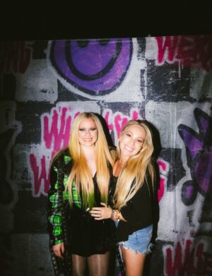 Avril Lavigne Instagram - Last weekend “We were YOUNG & DUMB and we had everything” …..thanks to my boys @simpleplan for rocking w/ me, thanks to everyone who came out to the shows and thanks @whenwewereyoungfest 🖤💚☠️🩷