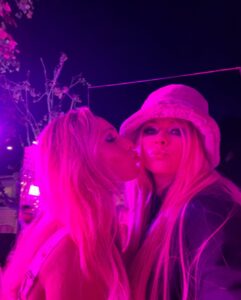 Actress Avril Lavigne HD Photos and Wallpapers September 2025