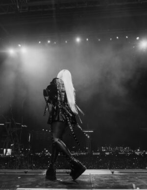 Avril Lavigne Instagram - Last weekend “We were YOUNG & DUMB and we had everything” …..thanks to my boys @simpleplan for rocking w/ me, thanks to everyone who came out to the shows and thanks @whenwewereyoungfest 🖤💚☠️🩷