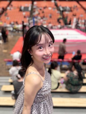 Aya Shibata Instagram - 🔥

ㅤㅤㅤㅤㅤㅤㅤㅤㅤㅤㅤㅤㅤ
ㅤㅤㅤㅤㅤㅤㅤ昨日は東京女子プロレスさんの
「東京プリンセスカップ」を観戦してきました😳

仲良しスタッフさんがプロレス関係のお仕事をしていて、
色々教えてもらいながら観戦！

まずリングの近さにびっくり！歓声や技の音が大迫力🔥

荒井ちゃんの試合を生で見られたのも感激🥲

SKEの仲の良いスタッフさんから
荒井ちゃんがプロレスですごく頑張ってるお話しをよく聞いていて
絶対いつか観に行きたいと思っていたんです😋

実際に観られて、本当にかっこよかったし胸がグッときて、
試合中も思わず声が出ちゃいました。

荒井ちゃん、改めておめでとう！✨
ㅤㅤㅤㅤㅤㅤㅤㅤㅤㅤㅤㅤㅤ
ㅤㅤㅤㅤㅤㅤㅤㅤㅤㅤㅤㅤㅤ
そして観戦の感想いくつか、、、！🫶

荒井ちゃんの登場がかっこ良すぎてうるっとくる。
お客さんに沢山のテープを投げ込まれながら
名前を呼ばれる荒井ちゃんに痺れる。かっこいい🥲🫶

そして試合で全身全霊で戦う姿や
何度も立ち上がって立ち向かう姿に更にうるっとくる。🥲

ㅤㅤㅤㅤㅤㅤㅤㅤㅤㅤㅤㅤㅤ
プリンセスカップ優勝の渡辺未詩選手の曲が
頭から離れません😆おめでとうございます！
ㅤㅤㅤㅤㅤㅤㅤㅤㅤㅤㅤㅤㅤ(この投稿でかかっている曲です)

ㅤㅤㅤㅤㅤㅤㅤㅤㅤㅤㅤㅤㅤ
アジャコングさんめちゃ強い。かっこいい。
強すぎるからか対戦相手チームに
リングの端に養生テープでぐるぐる巻きにされていた😯
そして脱出もめちゃ早だった！
ㅤㅤㅤㅤㅤㅤㅤㅤㅤㅤㅤㅤㅤ
ㅤㅤㅤㅤㅤㅤㅤㅤㅤㅤㅤㅤㅤ
ビールが最高。カップかっこいい。
ㅤㅤㅤㅤㅤㅤㅤㅤㅤㅤㅤㅤㅤ
パンフレット貰った。すごく分かりやすい🙂‍↕️
みなさん素敵です。

ㅤㅤㅤㅤㅤㅤㅤㅤㅤㅤㅤㅤㅤ
良い夏の思い出になりました！大興奮よ！！！！
荒井ちゃん、本当に頑張ってて素晴らしいし、
私も本当に刺激をもらいました💕🥲
ㅤㅤㅤㅤㅤㅤㅤㅤㅤㅤㅤㅤㅤ
ㅤㅤㅤㅤㅤㅤㅤㅤㅤㅤㅤㅤㅤ
また絶対観戦行きたい！！

ㅤㅤㅤㅤㅤㅤㅤㅤㅤㅤㅤㅤㅤ
#tjpw #東京女子プロレス #プロレス #女子プロレス