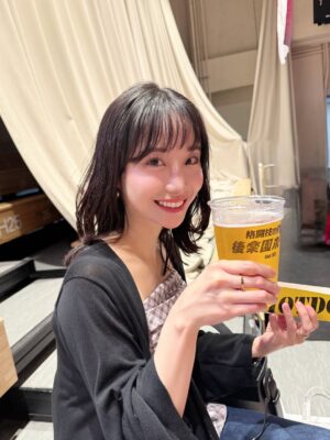 Aya Shibata Instagram - 🔥

ㅤㅤㅤㅤㅤㅤㅤㅤㅤㅤㅤㅤㅤ
ㅤㅤㅤㅤㅤㅤㅤ昨日は東京女子プロレスさんの
「東京プリンセスカップ」を観戦してきました😳

仲良しスタッフさんがプロレス関係のお仕事をしていて、
色々教えてもらいながら観戦！

まずリングの近さにびっくり！歓声や技の音が大迫力🔥

荒井ちゃんの試合を生で見られたのも感激🥲

SKEの仲の良いスタッフさんから
荒井ちゃんがプロレスですごく頑張ってるお話しをよく聞いていて
絶対いつか観に行きたいと思っていたんです😋

実際に観られて、本当にかっこよかったし胸がグッときて、
試合中も思わず声が出ちゃいました。

荒井ちゃん、改めておめでとう！✨
ㅤㅤㅤㅤㅤㅤㅤㅤㅤㅤㅤㅤㅤ
ㅤㅤㅤㅤㅤㅤㅤㅤㅤㅤㅤㅤㅤ
そして観戦の感想いくつか、、、！🫶

荒井ちゃんの登場がかっこ良すぎてうるっとくる。
お客さんに沢山のテープを投げ込まれながら
名前を呼ばれる荒井ちゃんに痺れる。かっこいい🥲🫶

そして試合で全身全霊で戦う姿や
何度も立ち上がって立ち向かう姿に更にうるっとくる。🥲

ㅤㅤㅤㅤㅤㅤㅤㅤㅤㅤㅤㅤㅤ
プリンセスカップ優勝の渡辺未詩選手の曲が
頭から離れません😆おめでとうございます！
ㅤㅤㅤㅤㅤㅤㅤㅤㅤㅤㅤㅤㅤ(この投稿でかかっている曲です)

ㅤㅤㅤㅤㅤㅤㅤㅤㅤㅤㅤㅤㅤ
アジャコングさんめちゃ強い。かっこいい。
強すぎるからか対戦相手チームに
リングの端に養生テープでぐるぐる巻きにされていた😯
そして脱出もめちゃ早だった！
ㅤㅤㅤㅤㅤㅤㅤㅤㅤㅤㅤㅤㅤ
ㅤㅤㅤㅤㅤㅤㅤㅤㅤㅤㅤㅤㅤ
ビールが最高。カップかっこいい。
ㅤㅤㅤㅤㅤㅤㅤㅤㅤㅤㅤㅤㅤ
パンフレット貰った。すごく分かりやすい🙂‍↕️
みなさん素敵です。

ㅤㅤㅤㅤㅤㅤㅤㅤㅤㅤㅤㅤㅤ
良い夏の思い出になりました！大興奮よ！！！！
荒井ちゃん、本当に頑張ってて素晴らしいし、
私も本当に刺激をもらいました💕🥲
ㅤㅤㅤㅤㅤㅤㅤㅤㅤㅤㅤㅤㅤ
ㅤㅤㅤㅤㅤㅤㅤㅤㅤㅤㅤㅤㅤ
また絶対観戦行きたい！！

ㅤㅤㅤㅤㅤㅤㅤㅤㅤㅤㅤㅤㅤ
#tjpw #東京女子プロレス #プロレス #女子プロレス