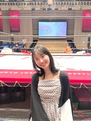 Aya Shibata Instagram - 🔥

ㅤㅤㅤㅤㅤㅤㅤㅤㅤㅤㅤㅤㅤ
ㅤㅤㅤㅤㅤㅤㅤ昨日は東京女子プロレスさんの
「東京プリンセスカップ」を観戦してきました😳

仲良しスタッフさんがプロレス関係のお仕事をしていて、
色々教えてもらいながら観戦！

まずリングの近さにびっくり！歓声や技の音が大迫力🔥

荒井ちゃんの試合を生で見られたのも感激🥲

SKEの仲の良いスタッフさんから
荒井ちゃんがプロレスですごく頑張ってるお話しをよく聞いていて
絶対いつか観に行きたいと思っていたんです😋

実際に観られて、本当にかっこよかったし胸がグッときて、
試合中も思わず声が出ちゃいました。

荒井ちゃん、改めておめでとう！✨
ㅤㅤㅤㅤㅤㅤㅤㅤㅤㅤㅤㅤㅤ
ㅤㅤㅤㅤㅤㅤㅤㅤㅤㅤㅤㅤㅤ
そして観戦の感想いくつか、、、！🫶

荒井ちゃんの登場がかっこ良すぎてうるっとくる。
お客さんに沢山のテープを投げ込まれながら
名前を呼ばれる荒井ちゃんに痺れる。かっこいい🥲🫶

そして試合で全身全霊で戦う姿や
何度も立ち上がって立ち向かう姿に更にうるっとくる。🥲

ㅤㅤㅤㅤㅤㅤㅤㅤㅤㅤㅤㅤㅤ
プリンセスカップ優勝の渡辺未詩選手の曲が
頭から離れません😆おめでとうございます！
ㅤㅤㅤㅤㅤㅤㅤㅤㅤㅤㅤㅤㅤ(この投稿でかかっている曲です)

ㅤㅤㅤㅤㅤㅤㅤㅤㅤㅤㅤㅤㅤ
アジャコングさんめちゃ強い。かっこいい。
強すぎるからか対戦相手チームに
リングの端に養生テープでぐるぐる巻きにされていた😯
そして脱出もめちゃ早だった！
ㅤㅤㅤㅤㅤㅤㅤㅤㅤㅤㅤㅤㅤ
ㅤㅤㅤㅤㅤㅤㅤㅤㅤㅤㅤㅤㅤ
ビールが最高。カップかっこいい。
ㅤㅤㅤㅤㅤㅤㅤㅤㅤㅤㅤㅤㅤ
パンフレット貰った。すごく分かりやすい🙂‍↕️
みなさん素敵です。

ㅤㅤㅤㅤㅤㅤㅤㅤㅤㅤㅤㅤㅤ
良い夏の思い出になりました！大興奮よ！！！！
荒井ちゃん、本当に頑張ってて素晴らしいし、
私も本当に刺激をもらいました💕🥲
ㅤㅤㅤㅤㅤㅤㅤㅤㅤㅤㅤㅤㅤ
ㅤㅤㅤㅤㅤㅤㅤㅤㅤㅤㅤㅤㅤ
また絶対観戦行きたい！！

ㅤㅤㅤㅤㅤㅤㅤㅤㅤㅤㅤㅤㅤ
#tjpw #東京女子プロレス #プロレス #女子プロレス